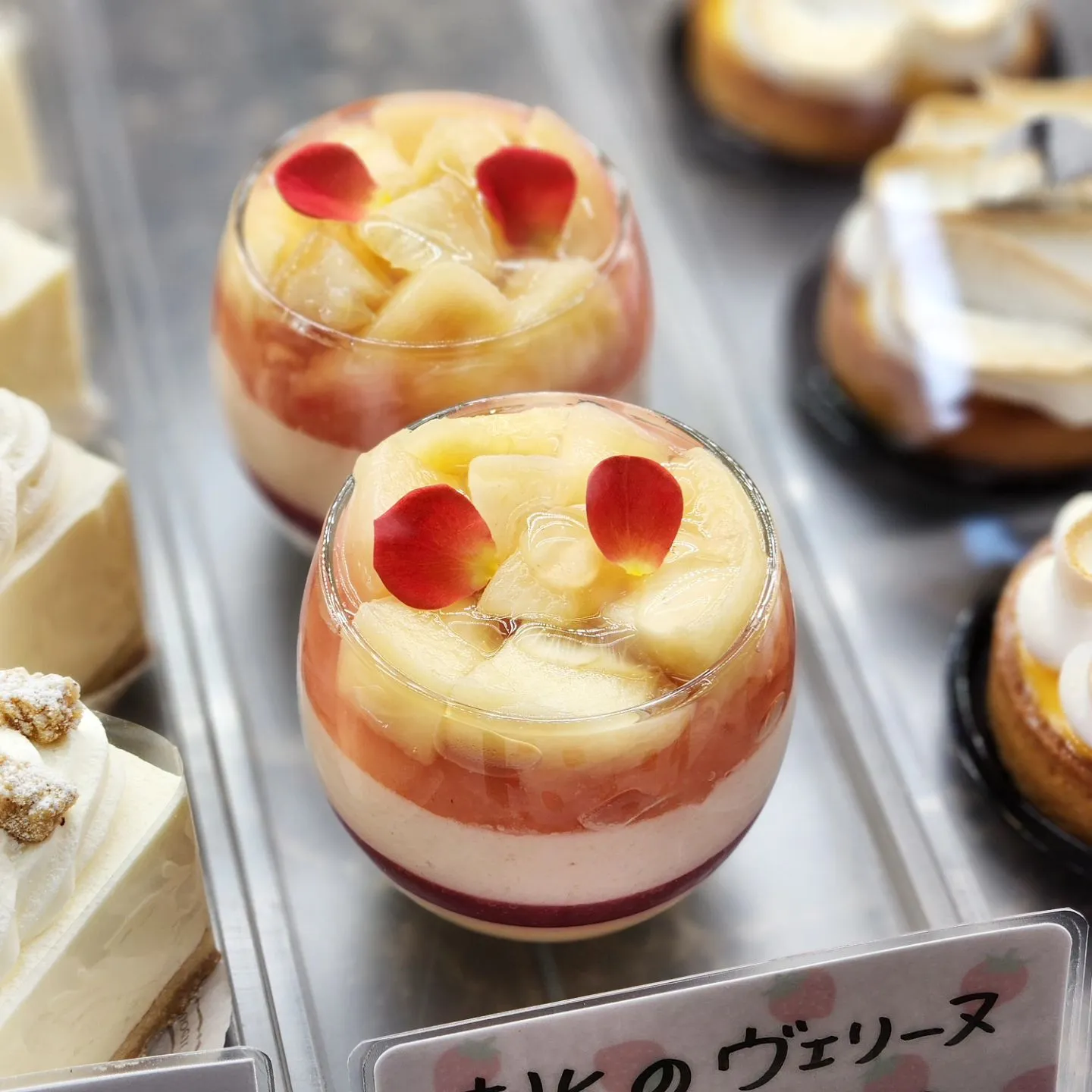 こんにちは～🌞　ケーキ屋さんの夏の定番🍑桃のタルト、シャルー...