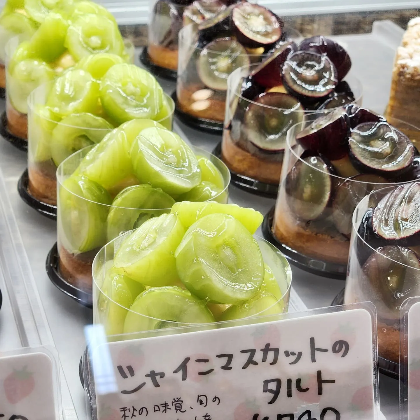 こんばんは🌃🌛　だんだんとショーケースが秋の気配になってきま...