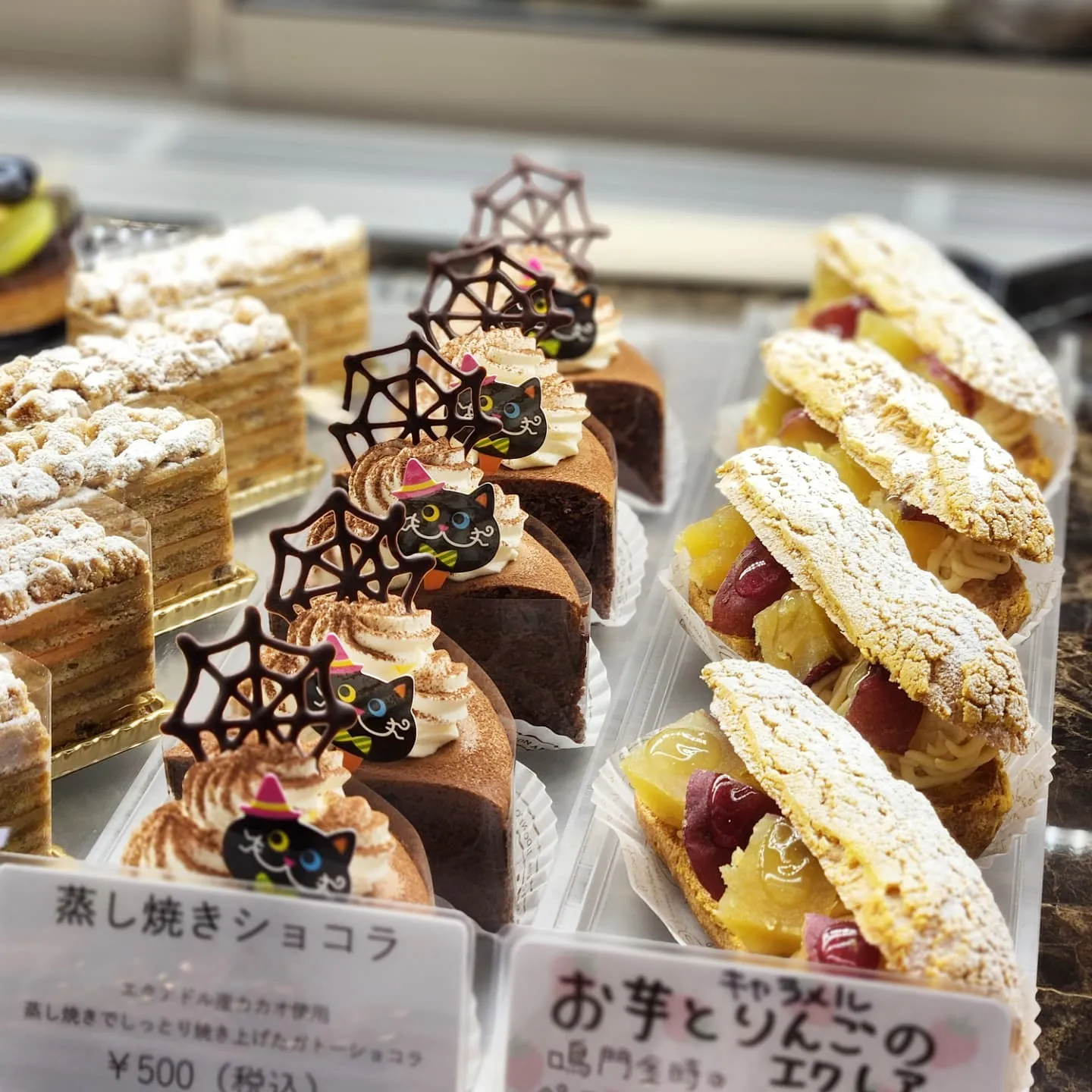 おはようございます🌞　ハロウィンケーキ少しですが並んでます🎃