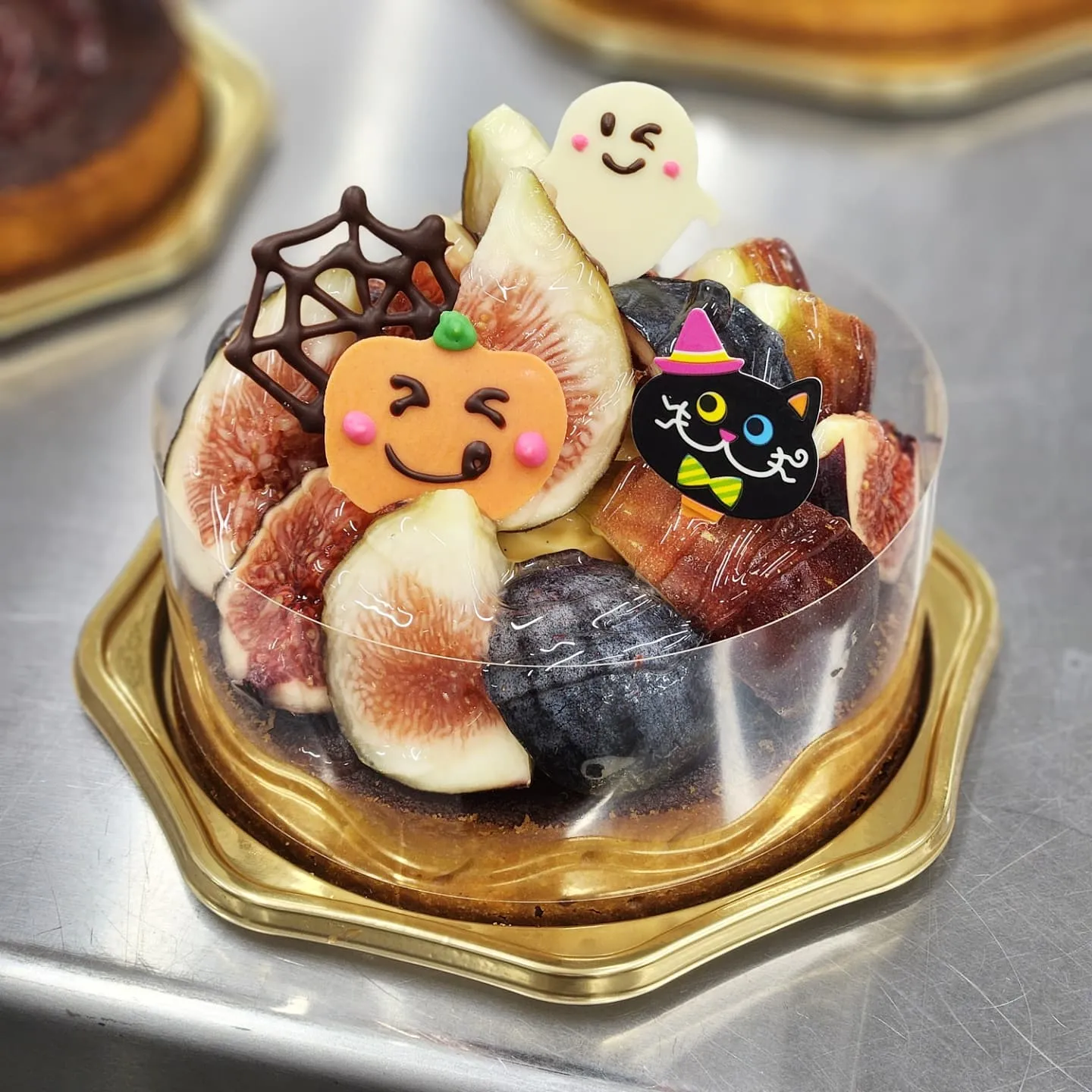 おはようございます🌞　ハロウィンケーキ少しですが並んでます🎃